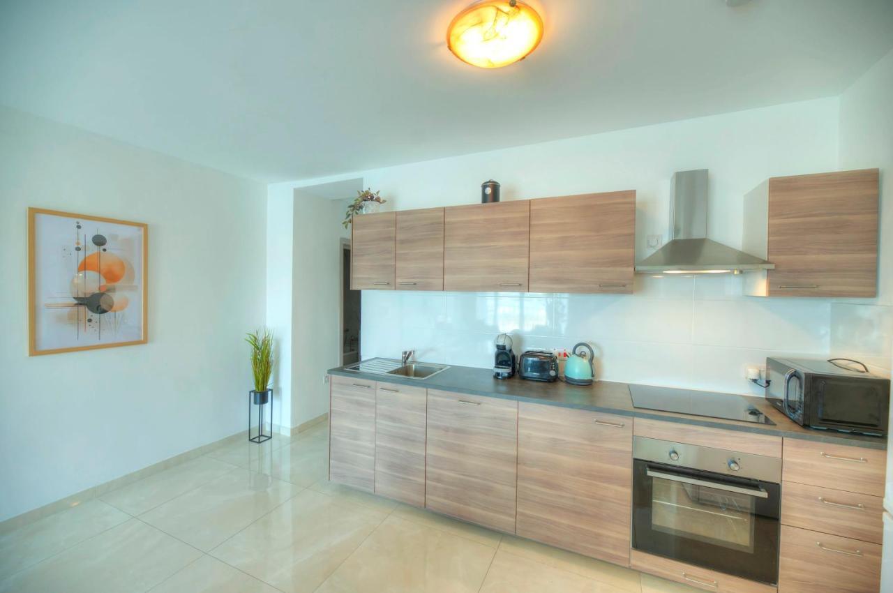 Seafront Beautifully Furnished 2 Bedrooms Gogzr-3 Gzira Dış mekan fotoğraf