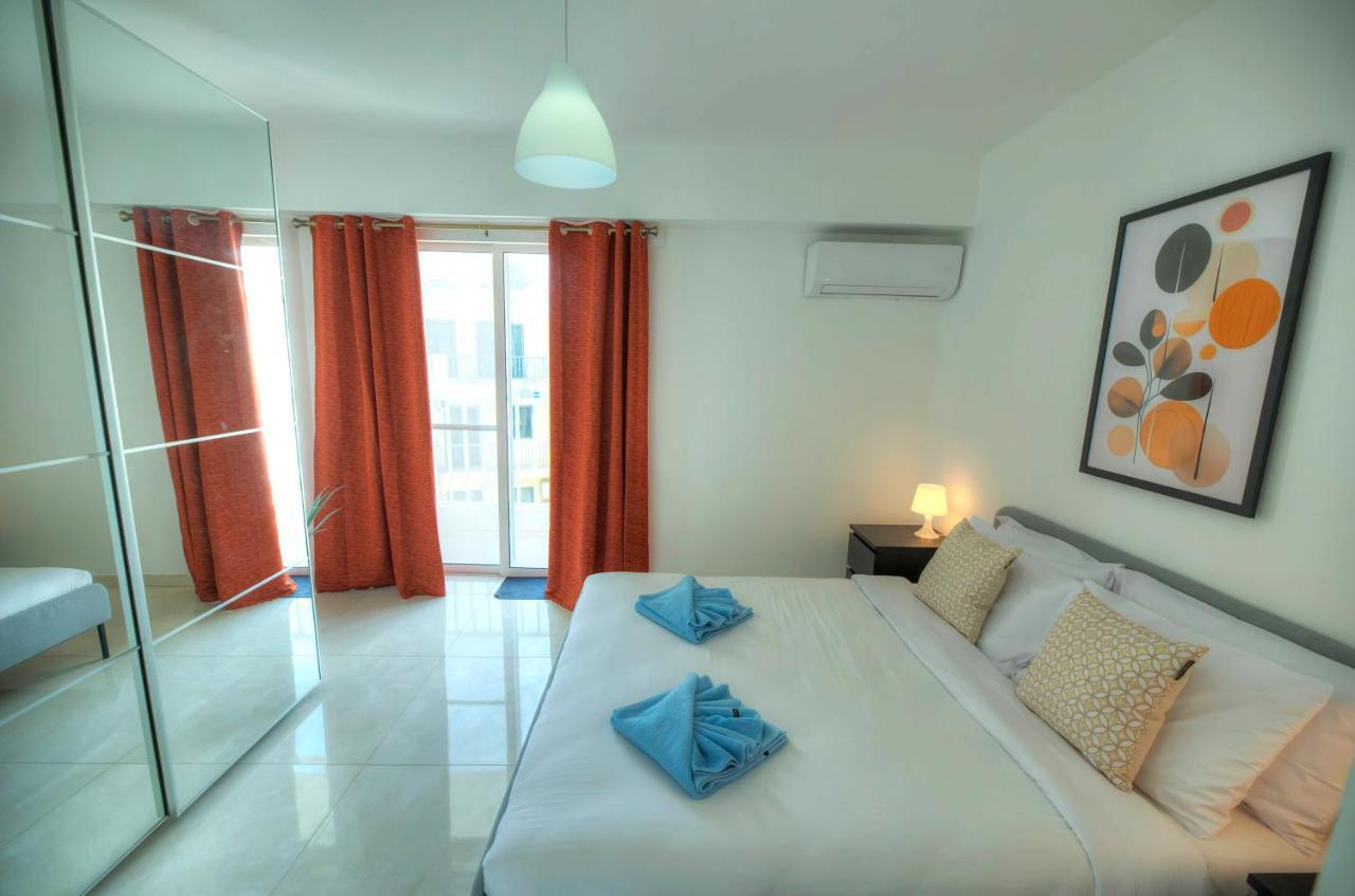 Seafront Beautifully Furnished 2 Bedrooms Gogzr-3 Gzira Dış mekan fotoğraf