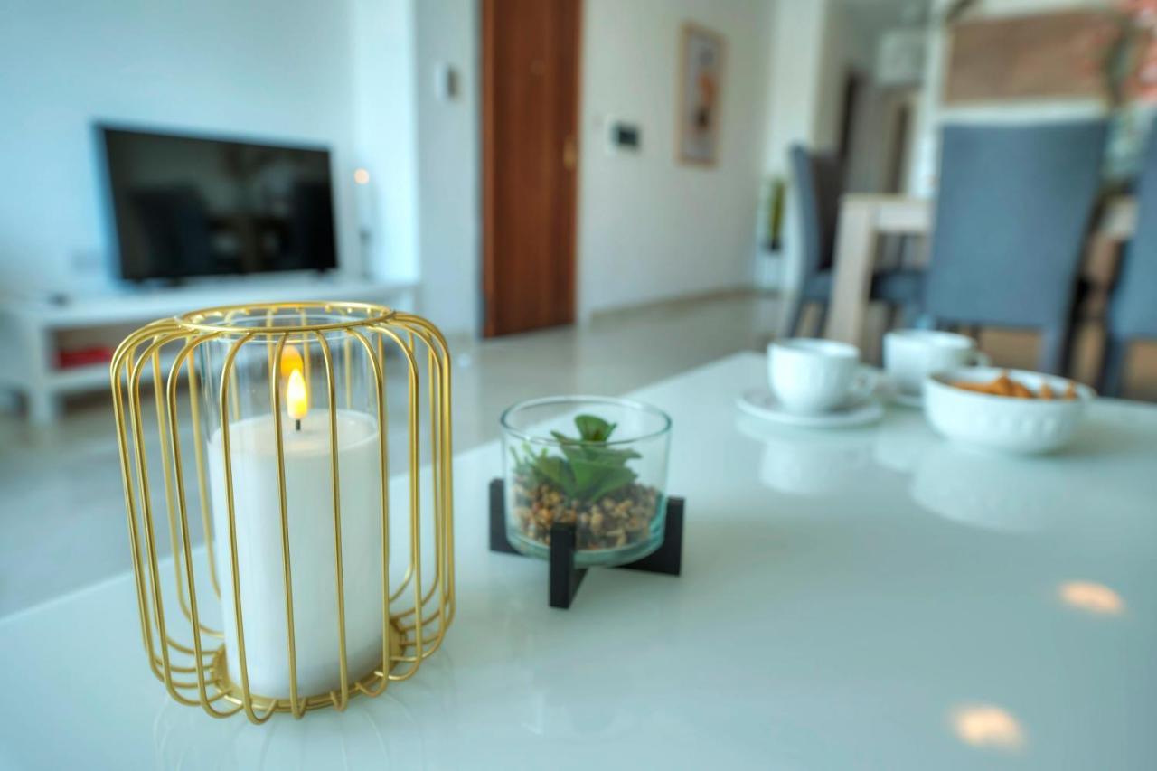 Seafront Beautifully Furnished 2 Bedrooms Gogzr-3 Gzira Dış mekan fotoğraf